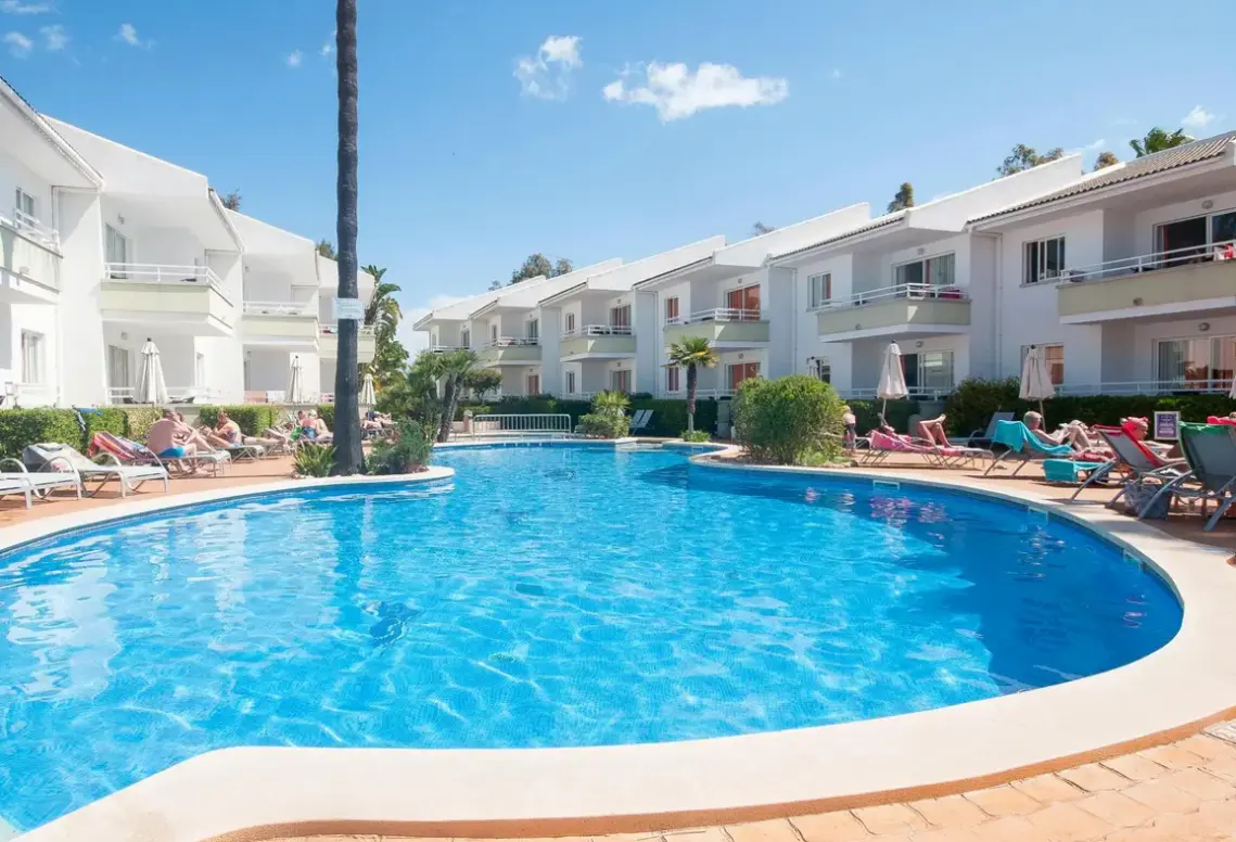 Basen w hotelu Universal Aparthotel Elisa