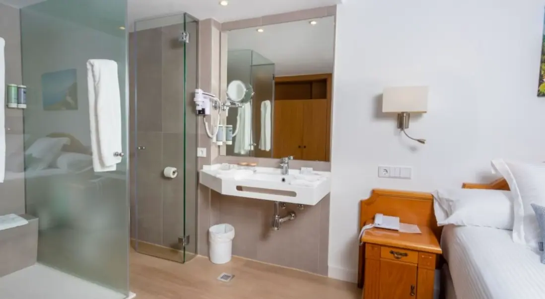 Łazienka w pokoju hotelu Valentin Reina Paguera