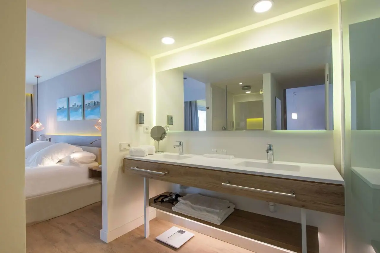 Łazienka w pokoju hotelu Valentin Somni Suite Hotel
