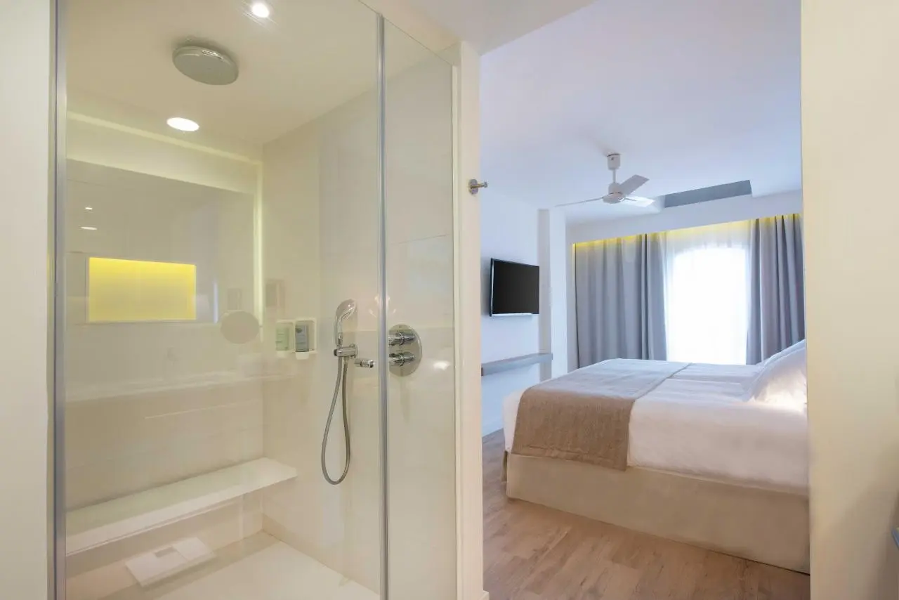 Łazienka w pokoju hotelu Valentin Somni Suite Hotel