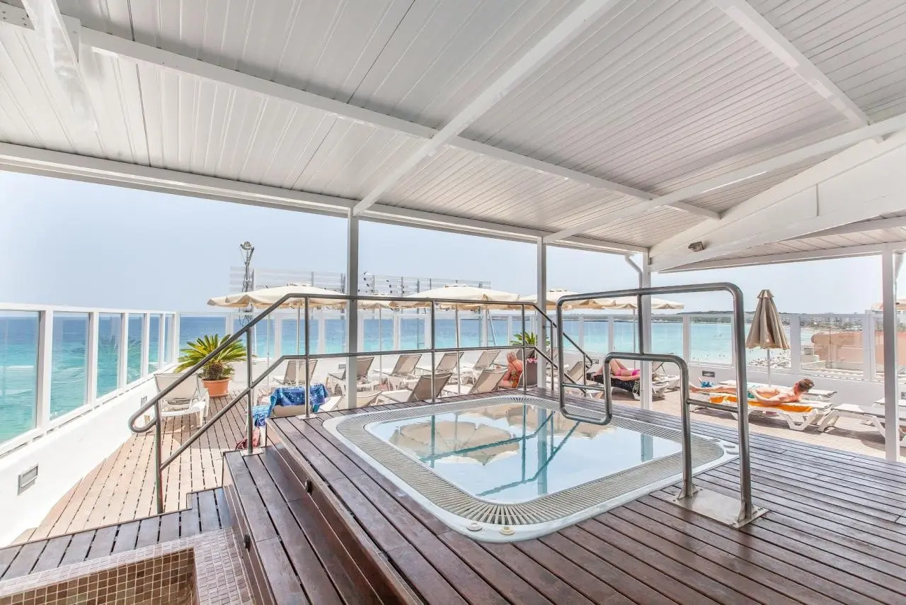 Basen w hotelu Voramar