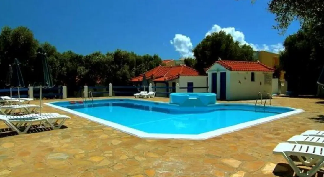 Basen w hotelu White Rock Apartments