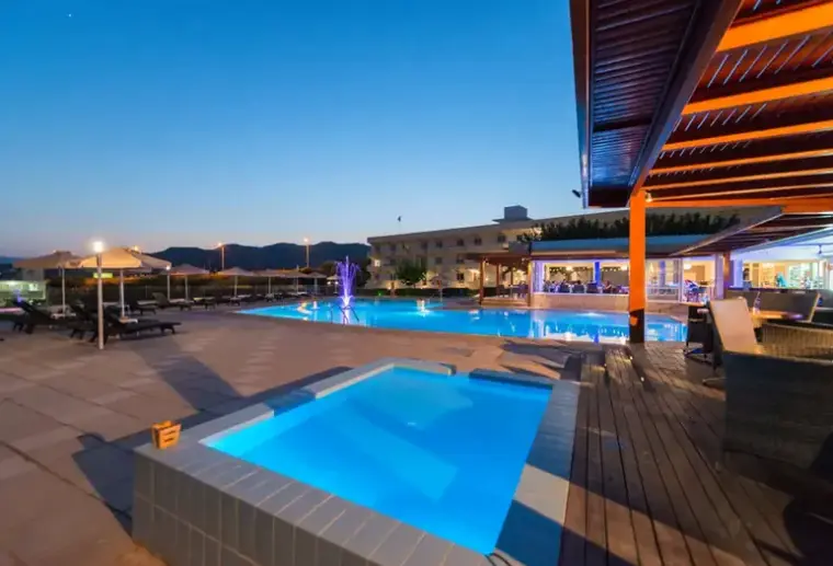 Basen w hotelu Zoes Hotel - Studios