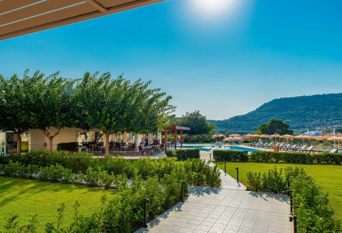 Basen w hotelu Zoes Hotel - Studios