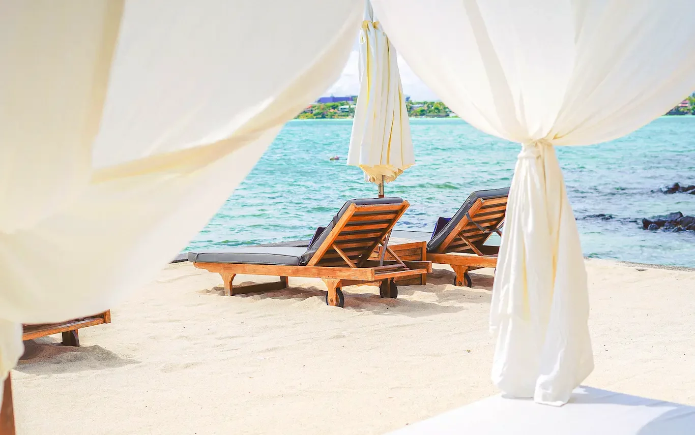 Restauracja La Maison 20 Degres Sud wśród tropikalnej zieleni