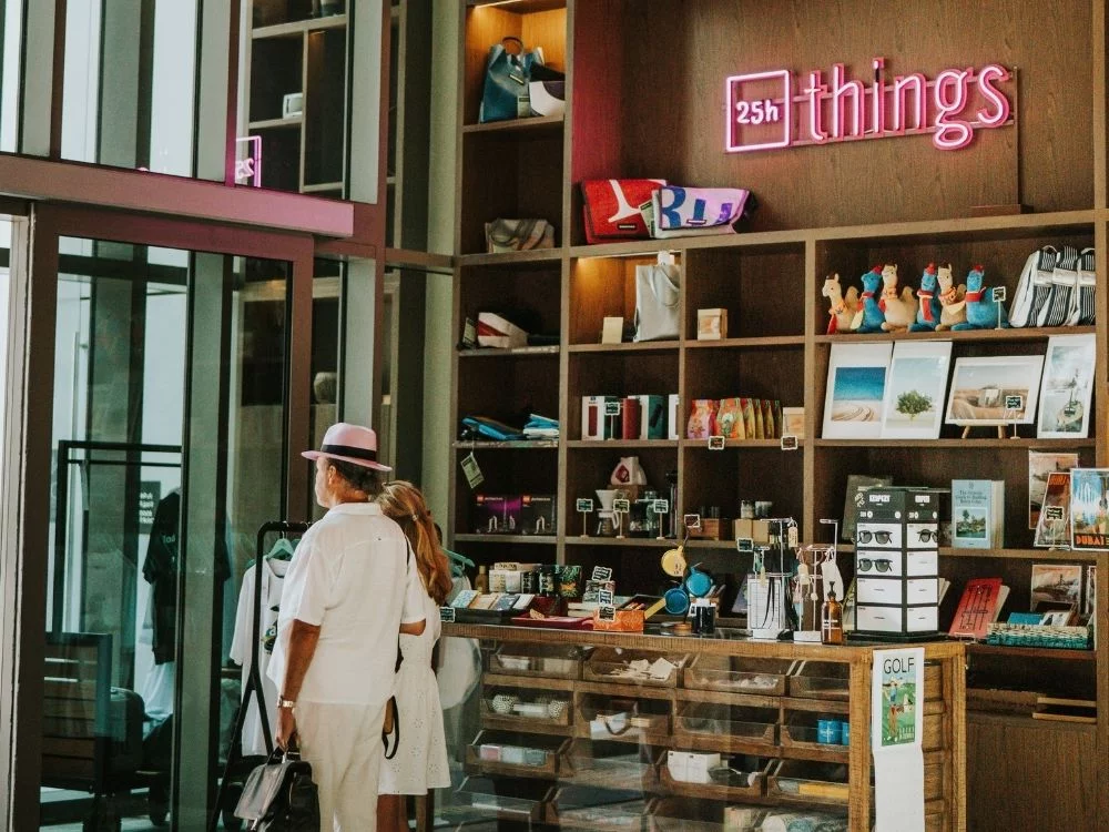 Taras na dachu z panoramą miasta w 25hours Hotel Dubai One Central