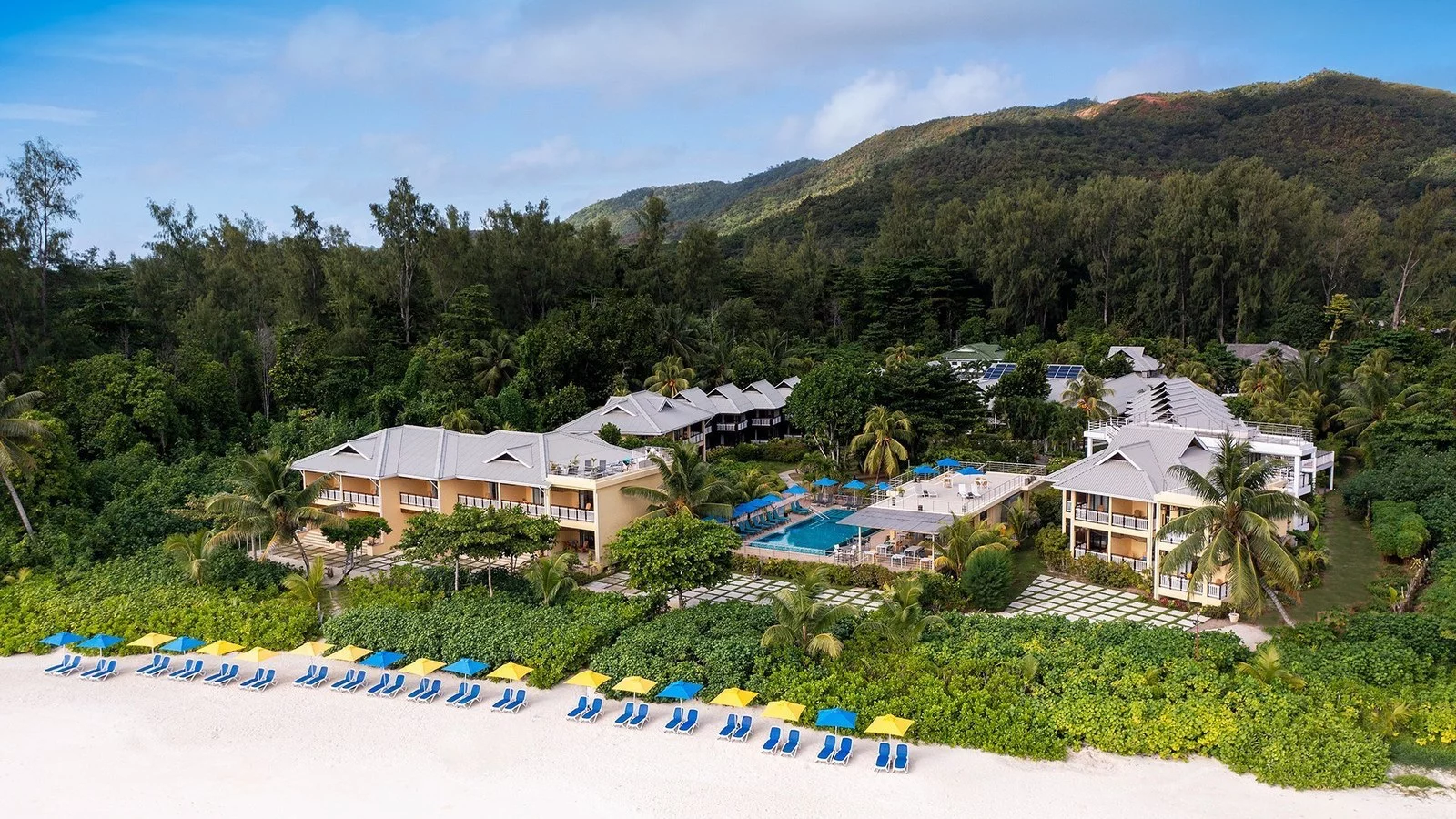 Wnętrze pokoju standard w Acajou Beach Resort