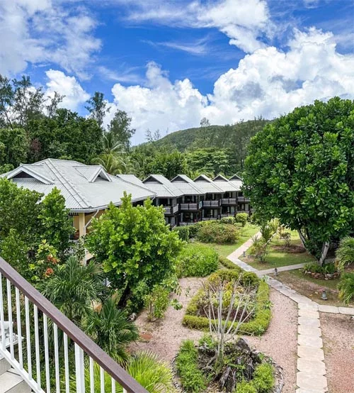 Panoramiczny widok na ogrody Acajou Beach Resort