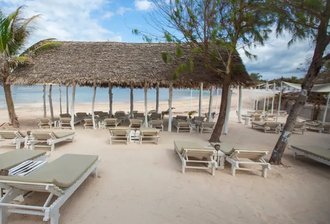 Plaża przy hotelu Ahg Lion Beach Resort