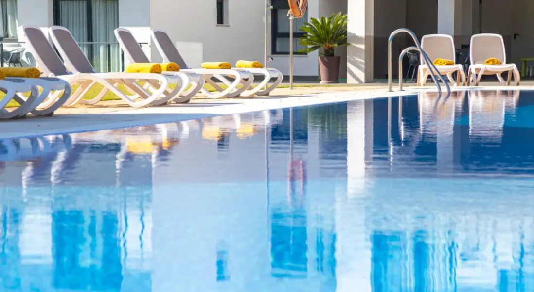 Basen w hotelu Al Sur Apartamentos