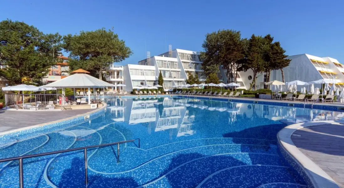 Basen w hotelu AluaSun Helios Beach