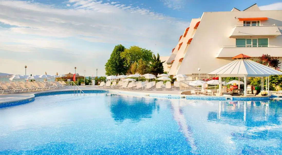 Basen w hotelu AluaSun Helios Beach