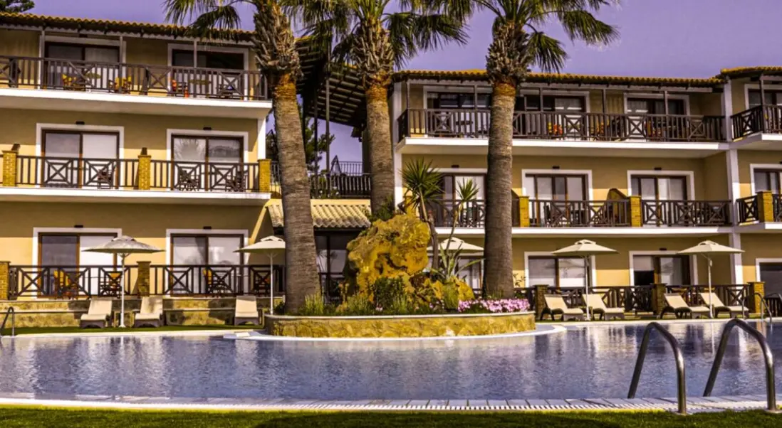 Basen w hotelu Aparthotel Koukis Beach