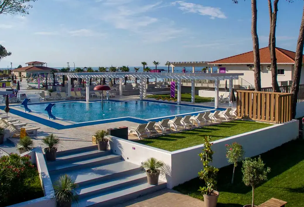 Basen w hotelu Azul Beach Resort Montenegro
