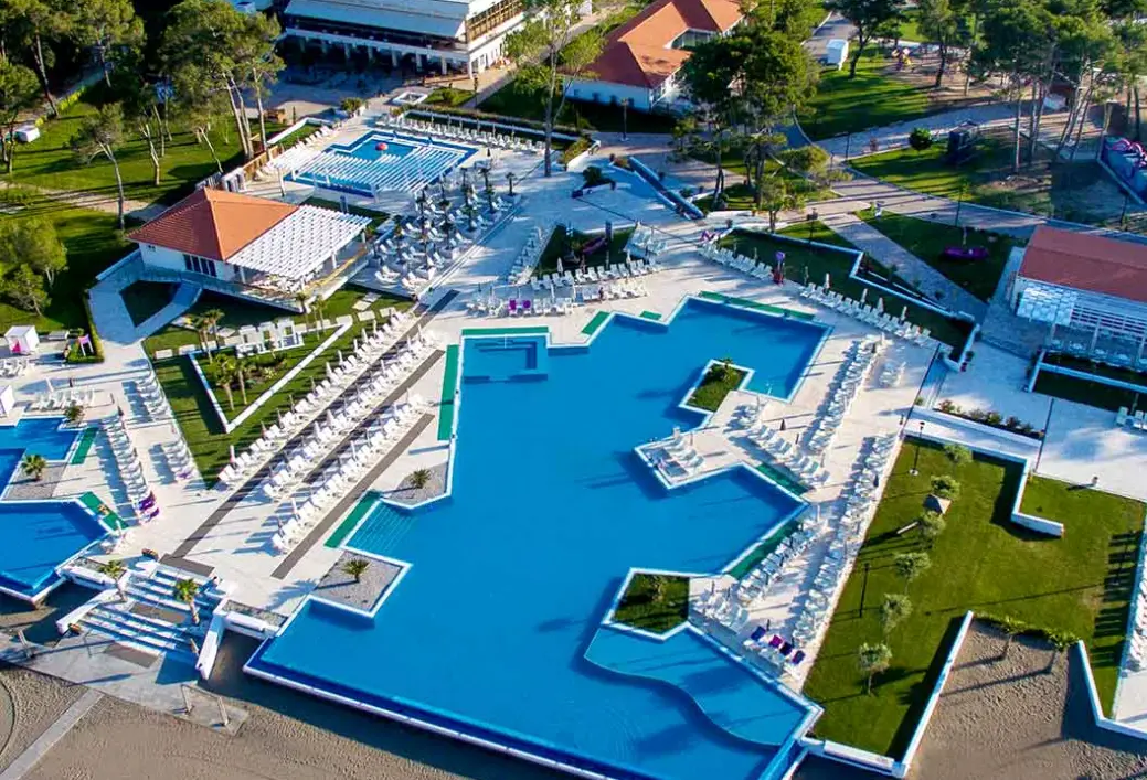 Basen w hotelu Azul Beach Resort Montenegro