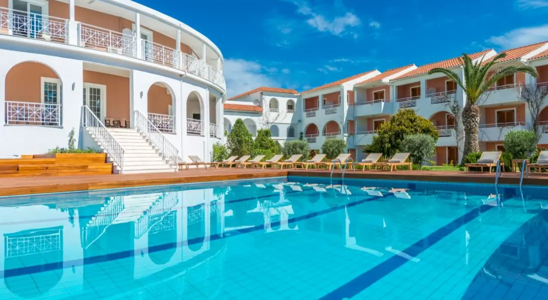 Basen w hotelu Bitzaro Palace
