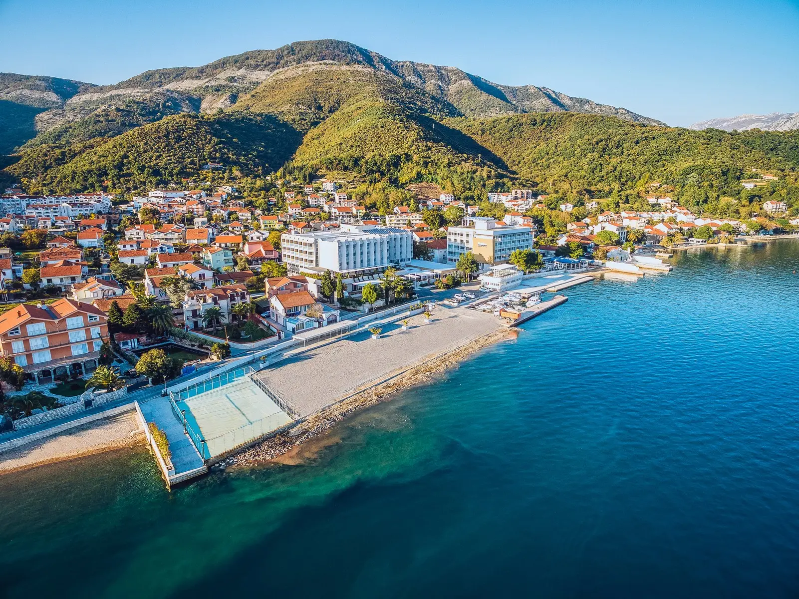 Plaża przy hotelu Carine Hotel Delfin