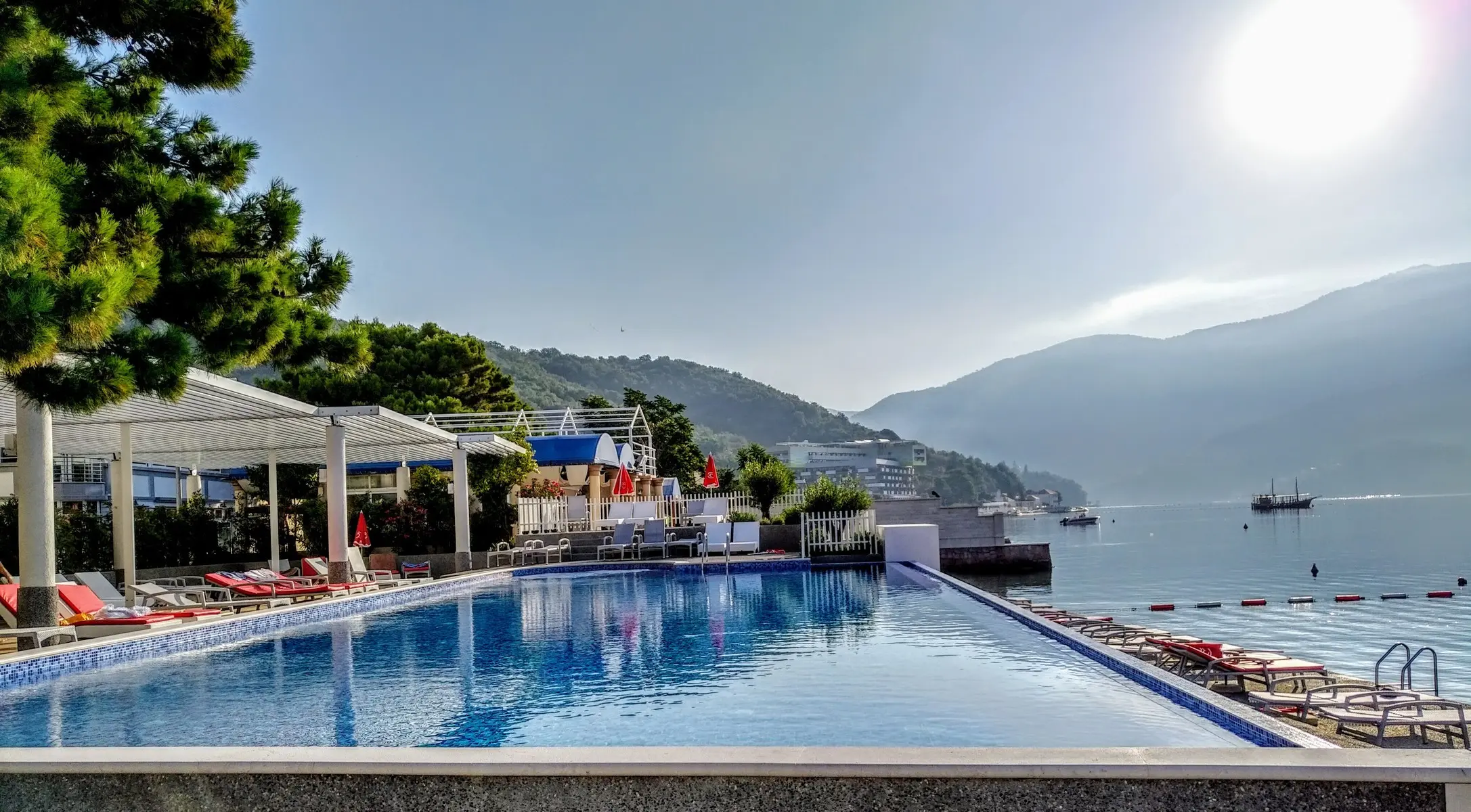 Basen w hotelu Carine Hotel Delfin