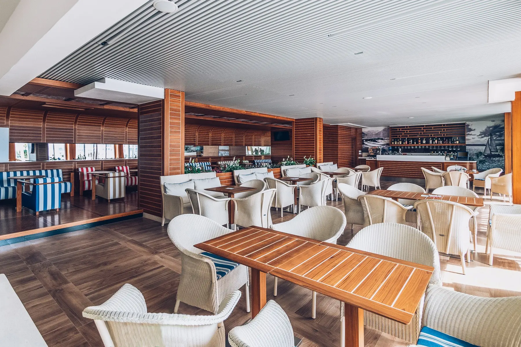 Restauracja i jedzenie w hotelu Carine Hotel Delfin