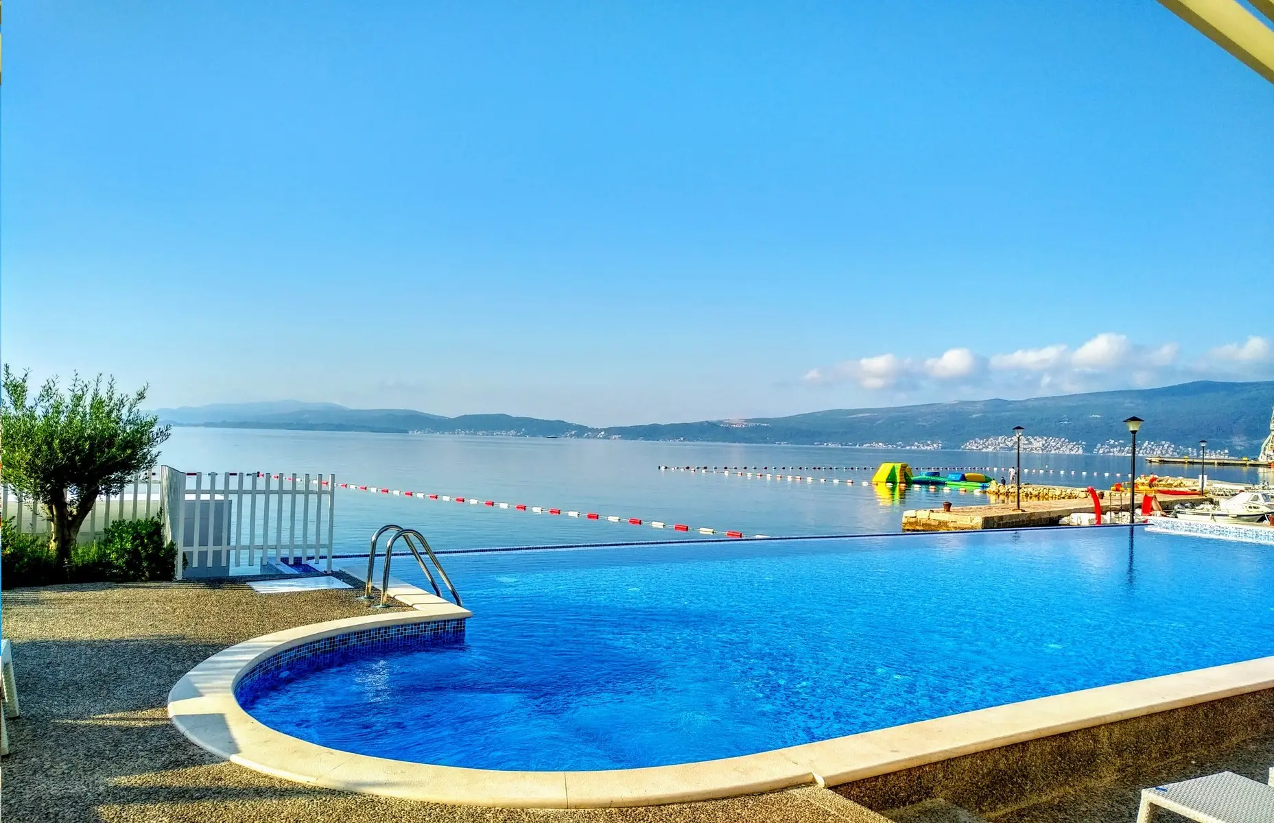Basen w hotelu Carine Hotel Delfin
