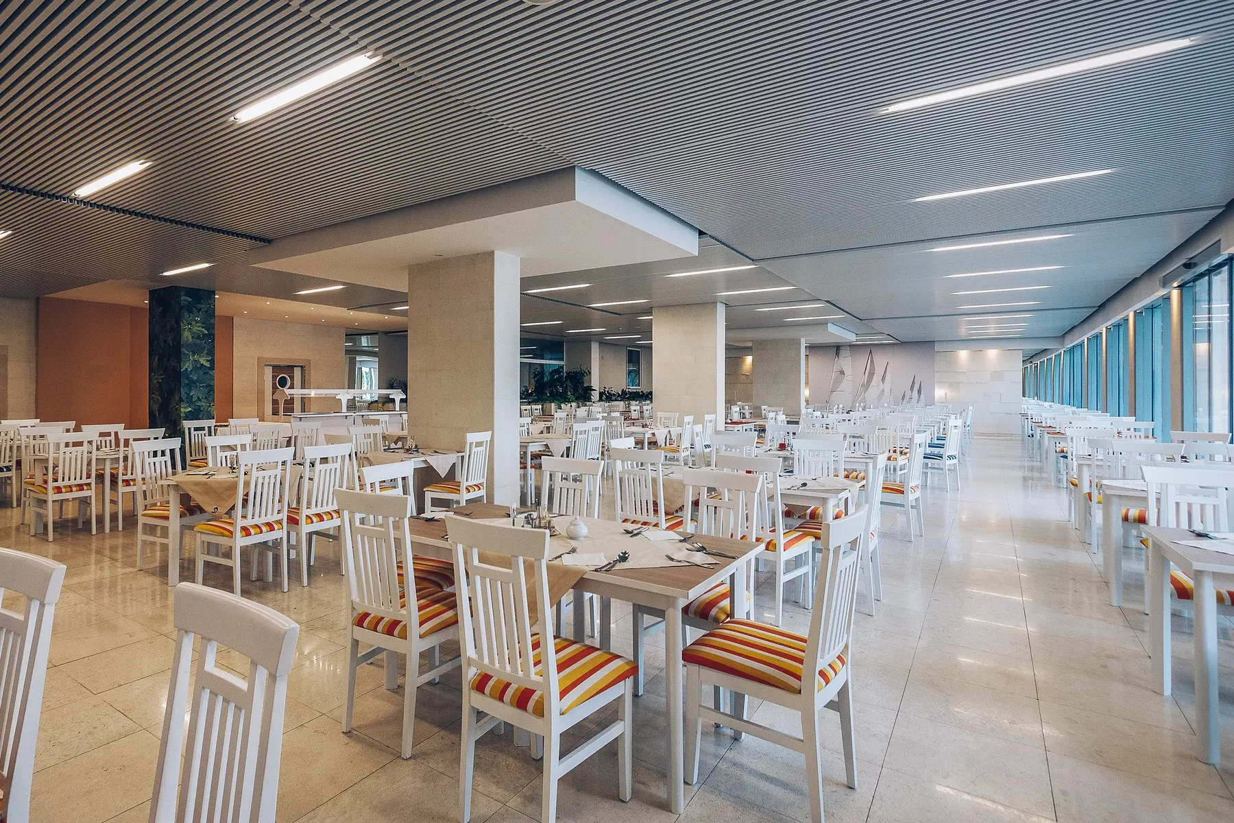 Restauracja i jedzenie w hotelu Carine Hotel Delfin