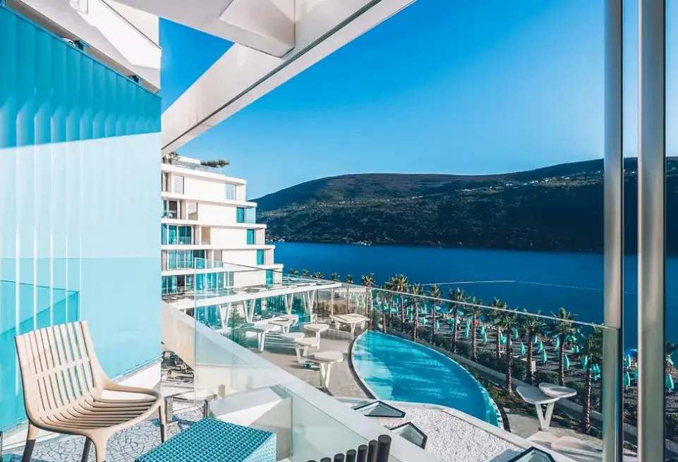 Basen w hotelu Carine Hotel Kumbor