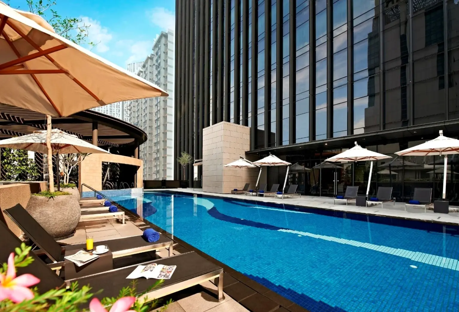 Basen w hotelu Carlton City Singapore