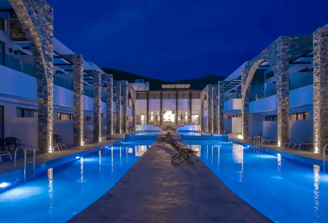 Basen w hotelu Cavo Suites