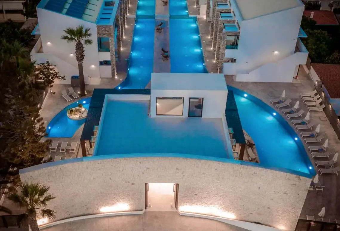 Basen w hotelu Cavo Suites