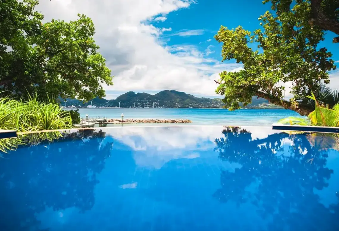 Basen w hotelu Cerf Island Resort