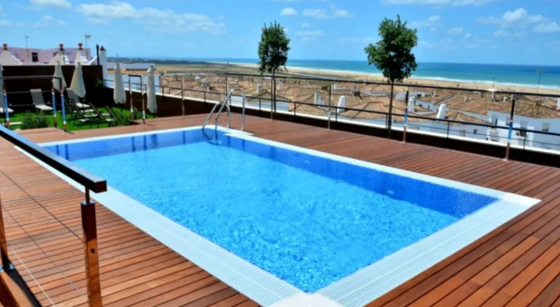 Basen w hotelu Conisol Hotel & Apartamentos