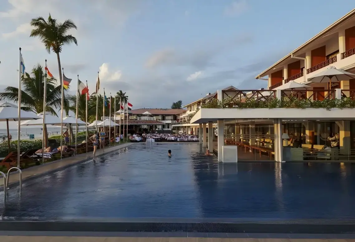 Basen w hotelu Coral Sands