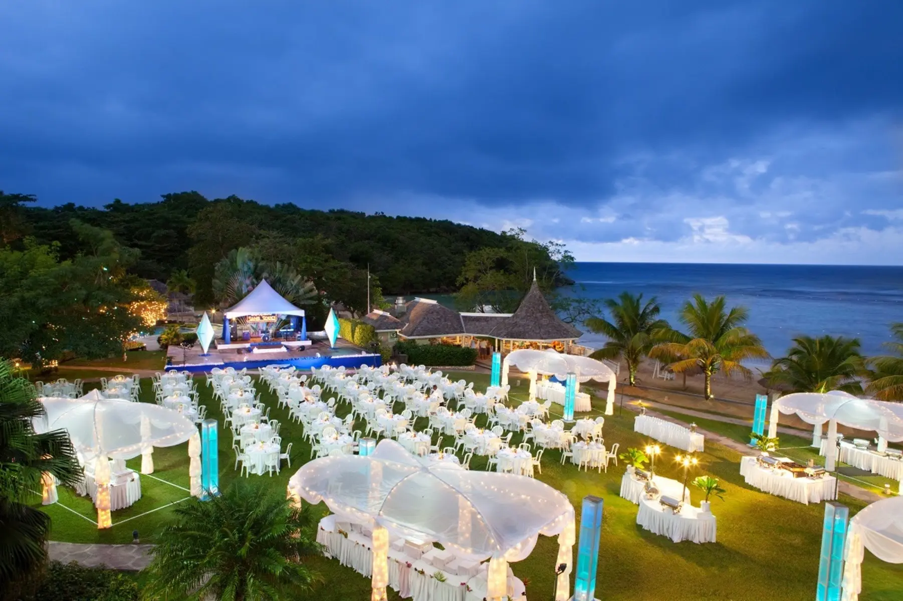 Restauracja i jedzenie w hotelu Couples Sans Souci