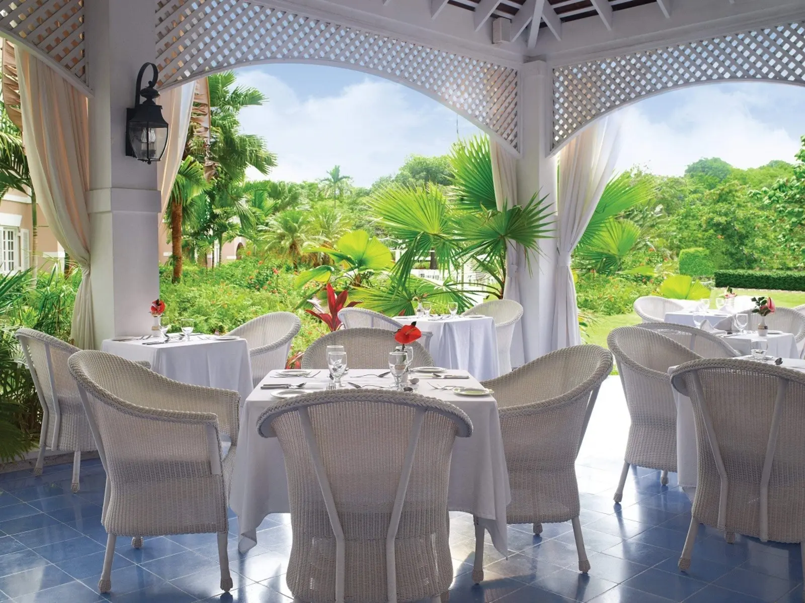 Restauracja i jedzenie w hotelu Couples Sans Souci
