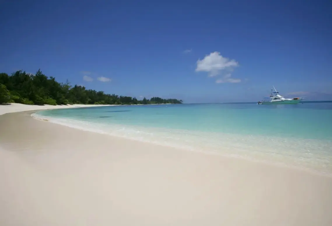 Plaża przy hotelu Denis Private Island