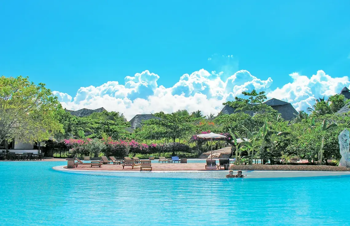 Basen w hotelu Dongwe Club Vacanze