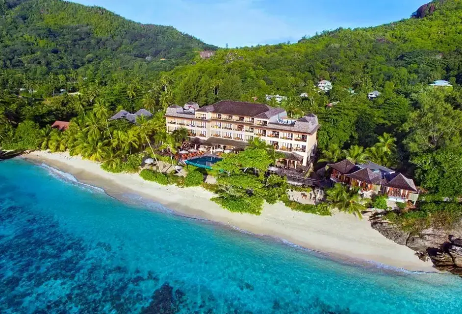 Plaża przy hotelu DoubleTree by Hilton Seychelles – Allamanda Hotel Resort & Spa