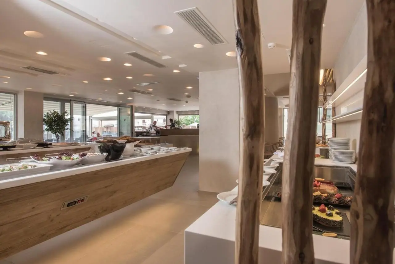 Restauracja i jedzenie w hotelu Gardelli Resort