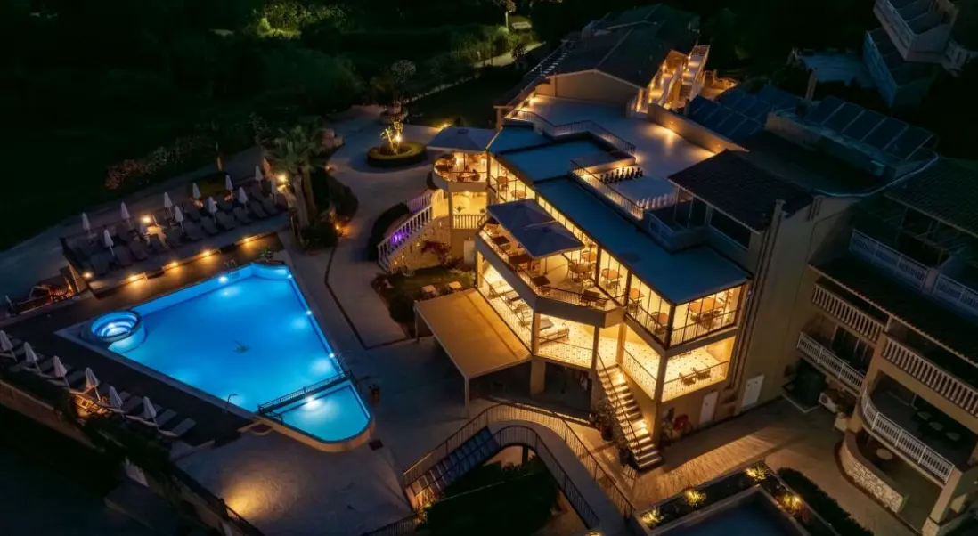 Basen w hotelu Gerakas Belvedere Hotel & Spa