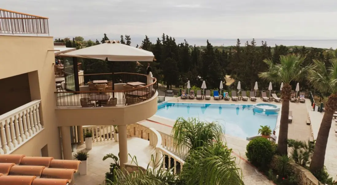 Basen w hotelu Gerakas Belvedere Hotel & Spa