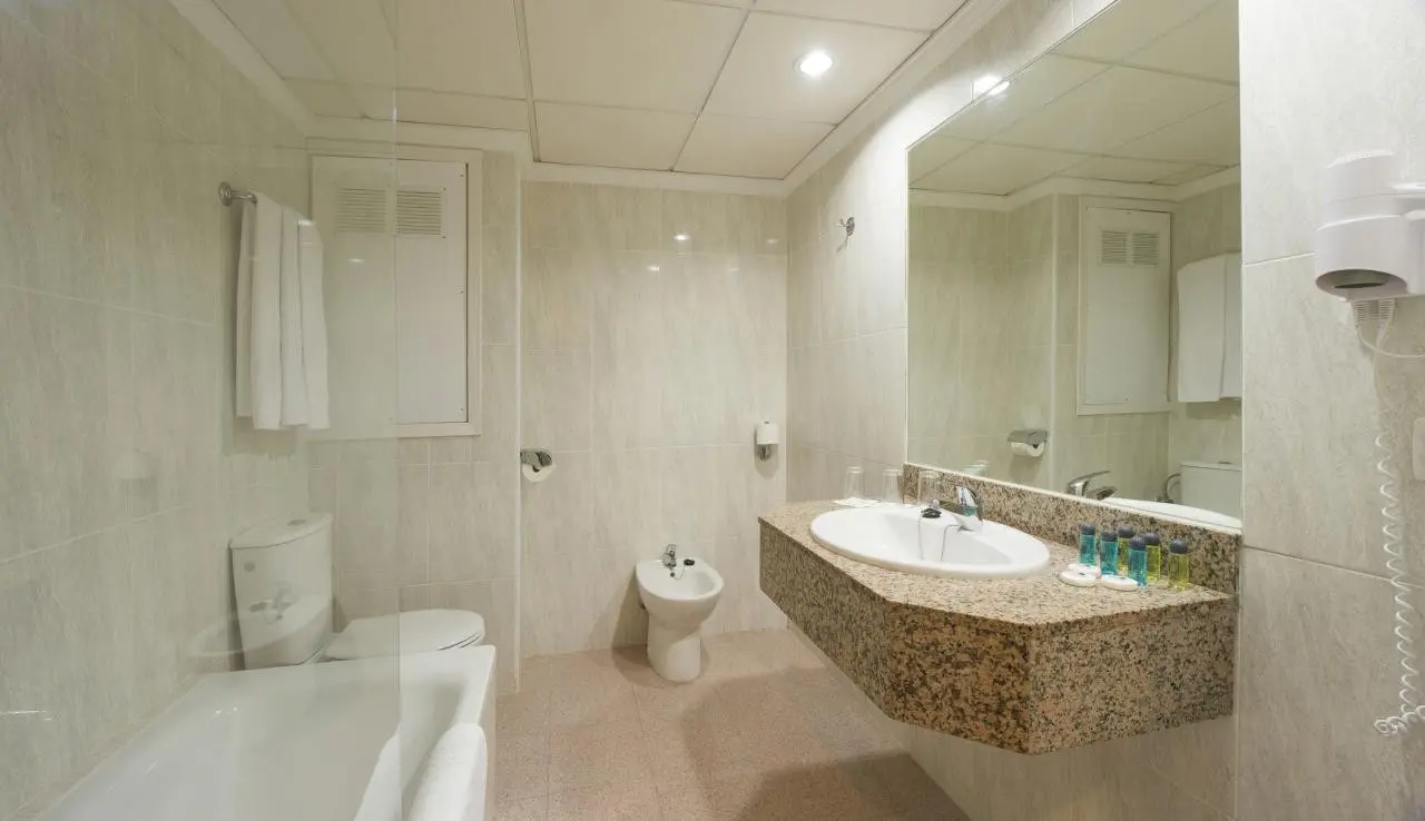 Łazienka w pokoju hotelu Gran Sol