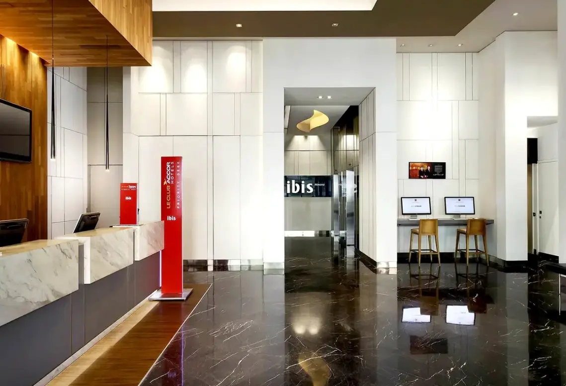 Lobby hotelu Ibis Singapore Novena