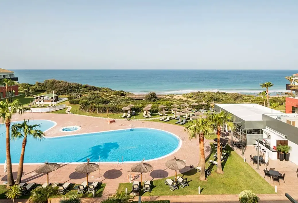 Basen w hotelu Ilunion Calas de Conil