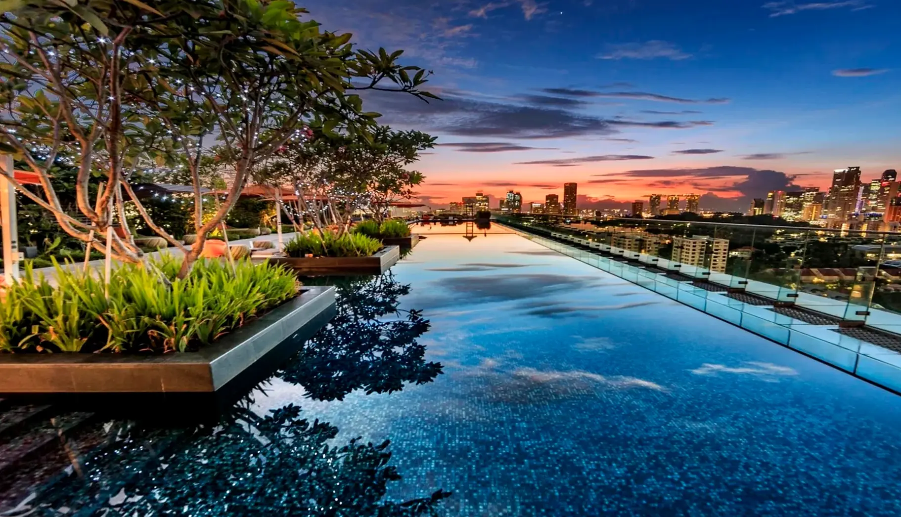 Basen w hotelu Jen Singapore Orchardgateway by Shangri-La