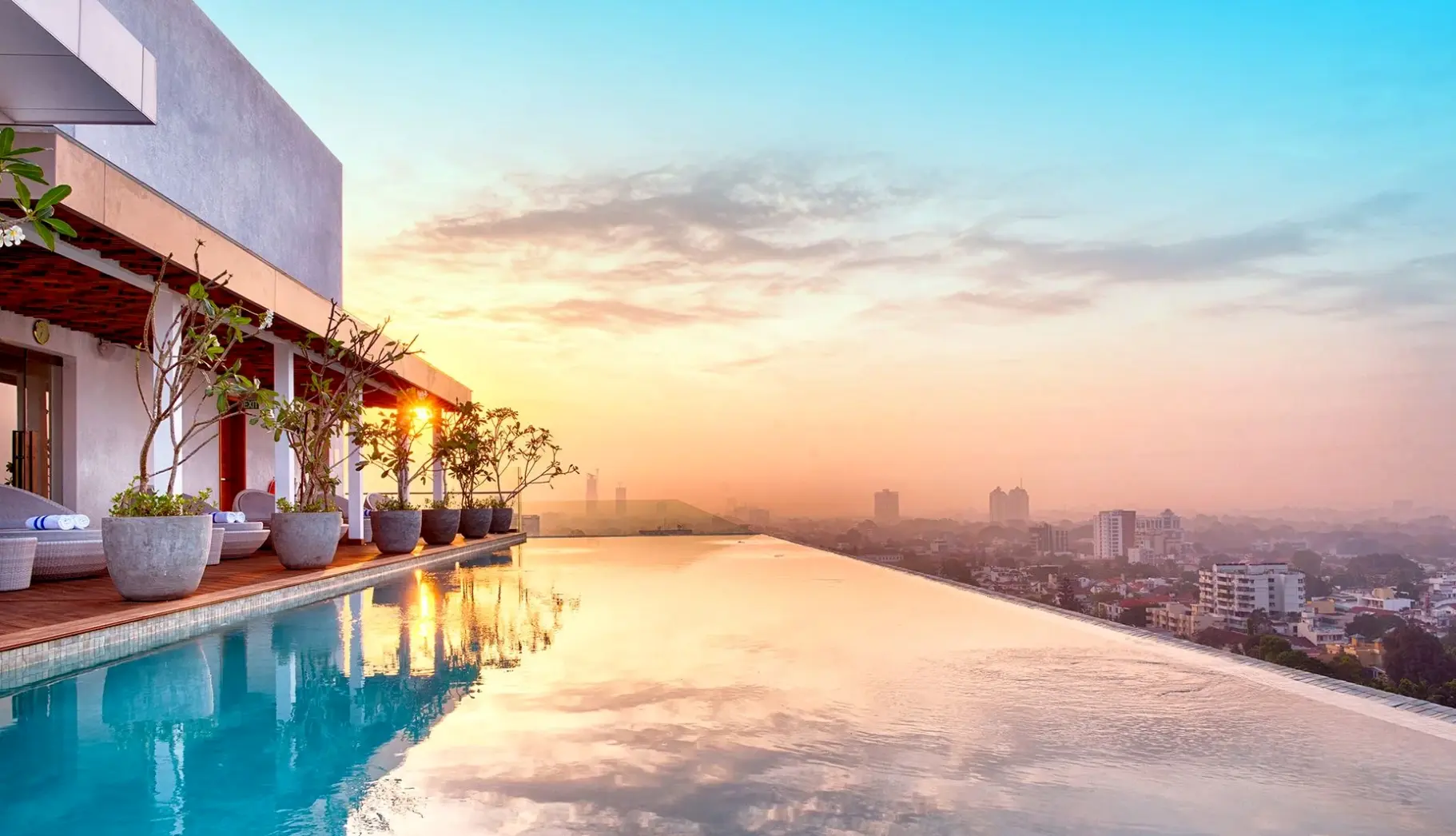 Basen w hotelu Jetwing Colombo Seven