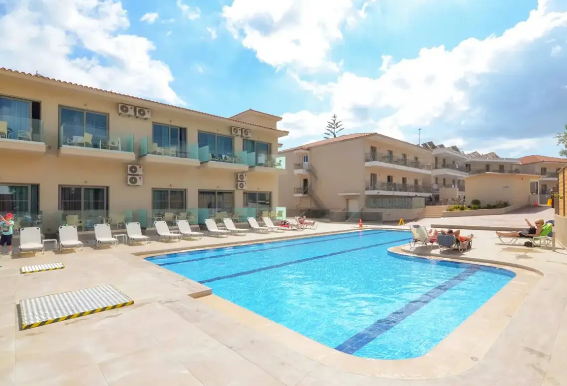 Basen w hotelu Karras Grande Resort