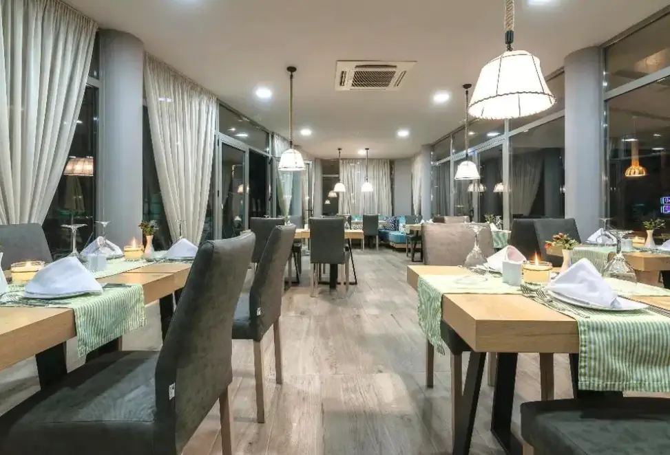 Restauracja i jedzenie w hotelu Karras Grande Resort