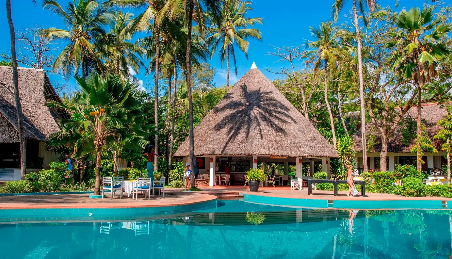 Basen w hotelu Kilifi Bay Beach Resort