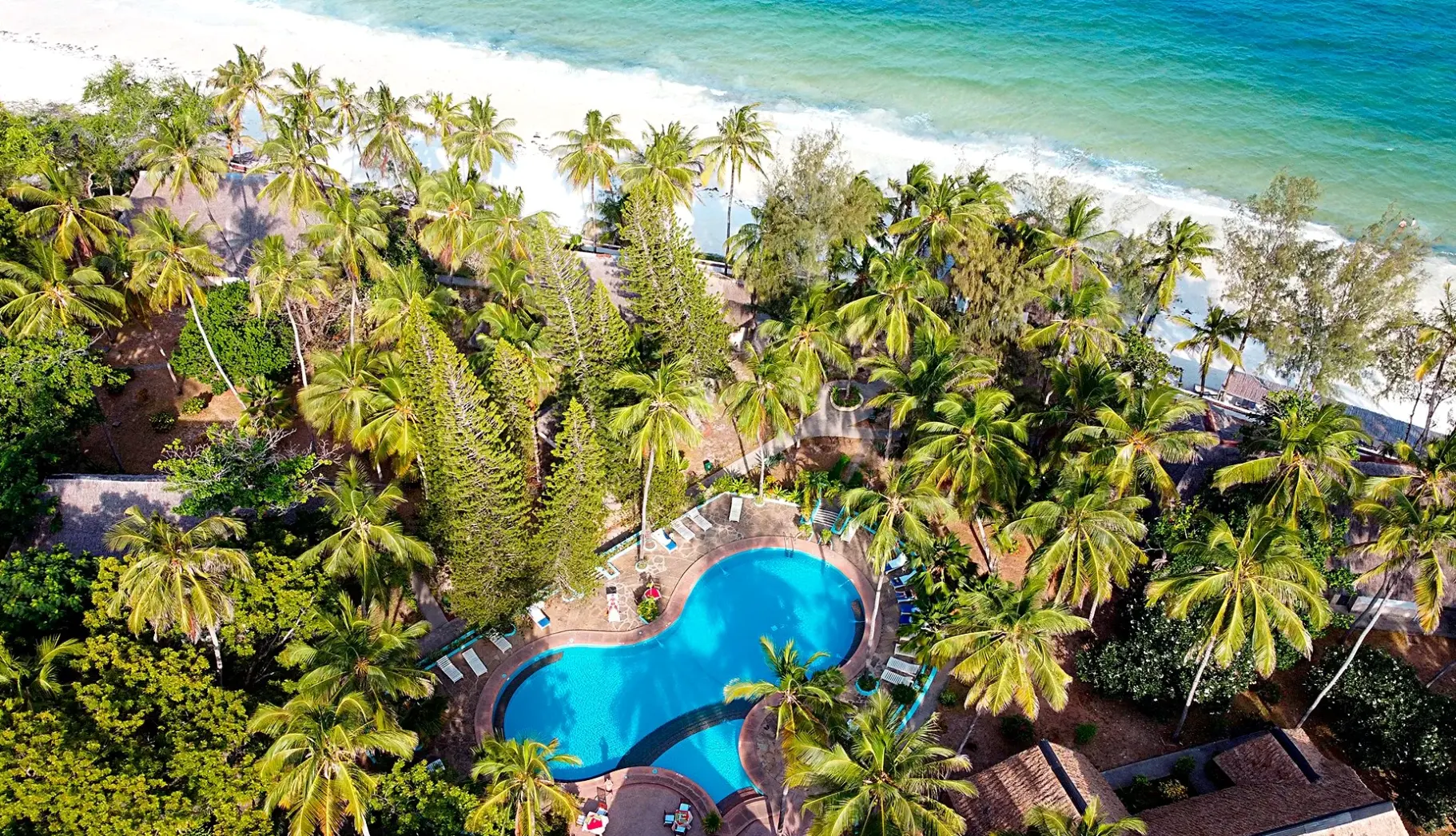 Basen w hotelu Kilifi Bay Beach Resort