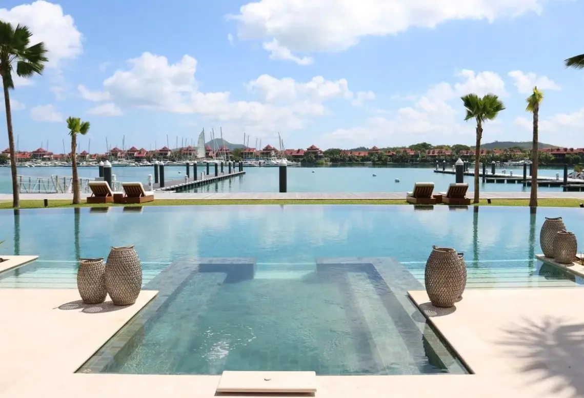 Basen w hotelu L’escale Resort Marina & Spa